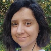 Profesora de inglés imparte clases a estudiantes de primaria y secundaria